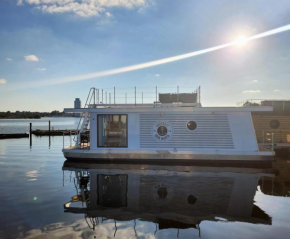 Hausboot Moin Madita in exklusiver Lage Schleswig